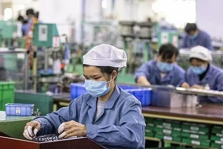 Hotspot Matrix và 4 kiểu áo sơ mi dìm dáng, xỉn da, điểm thanh lịch lao dốc thảm hại